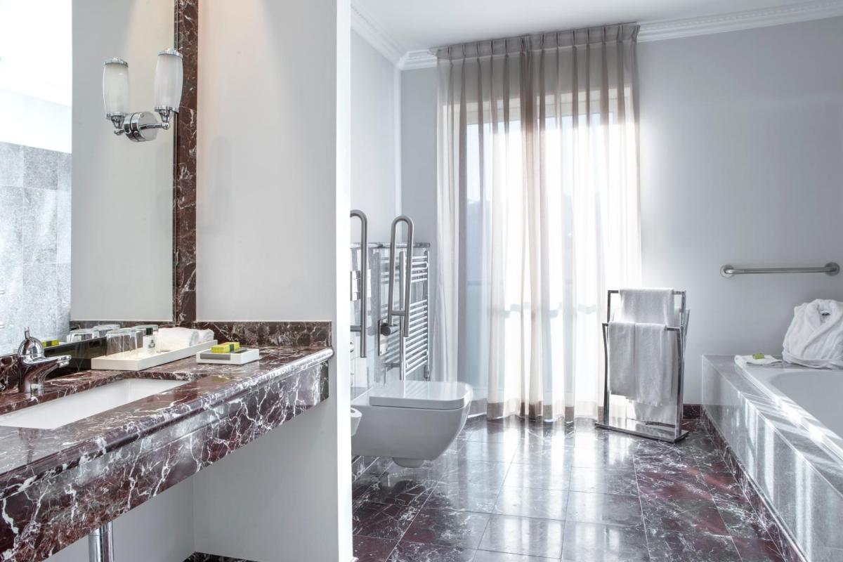 Uma casa de banho em InterContinental Porto - Palacio das Cardosas by IHG