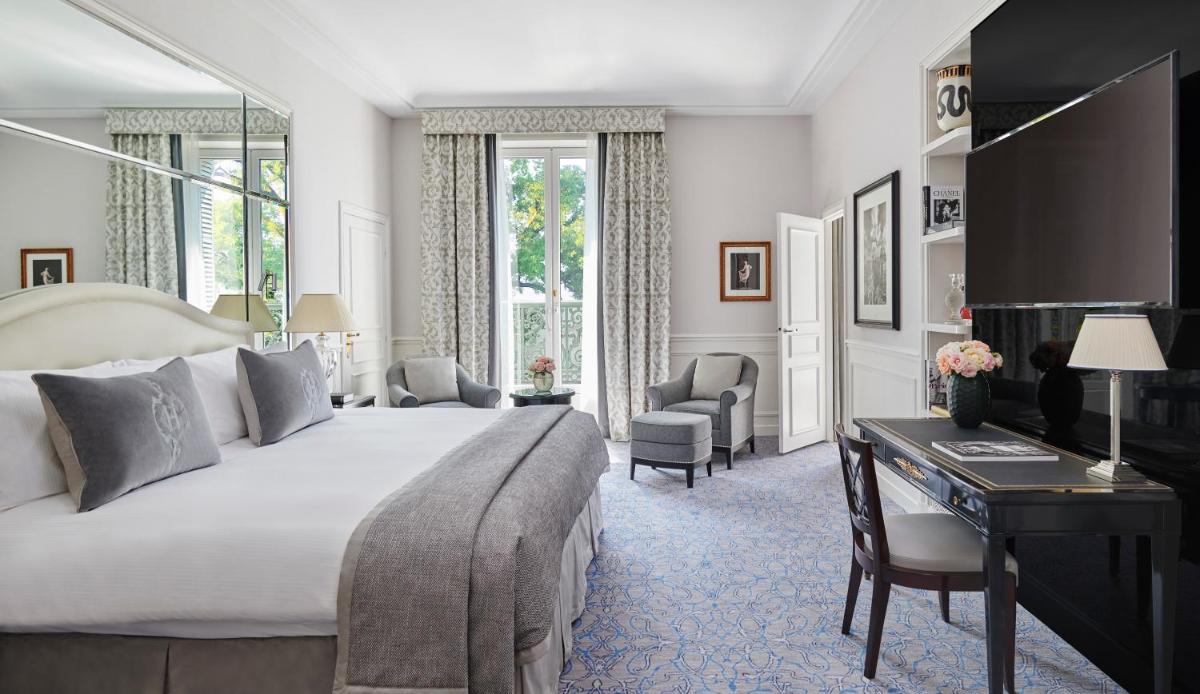 une chambre d'hôtel avec un lit et un bureau dans l'établissement InterContinental Paris Le Grand by IHG, à Paris 131 autres photos