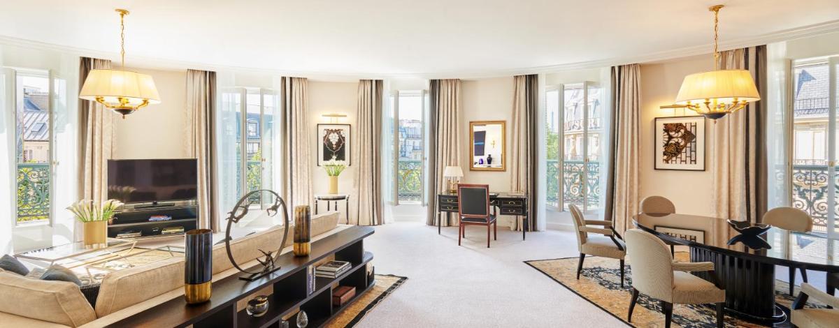 un salon avec un canapé et une télévision dans l'établissement InterContinental Paris Le Grand by IHG, à Paris
