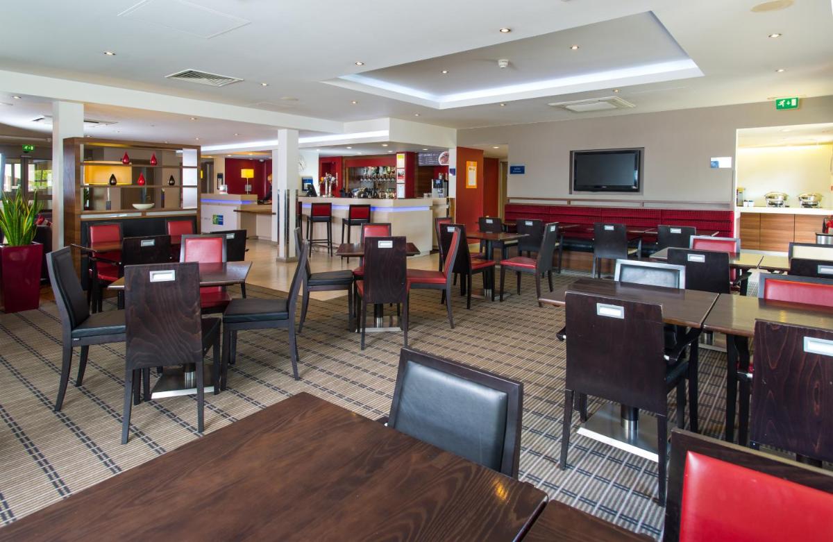 Holiday Inn Express Birmingham Oldbury, an IHG Hotel - Housity
