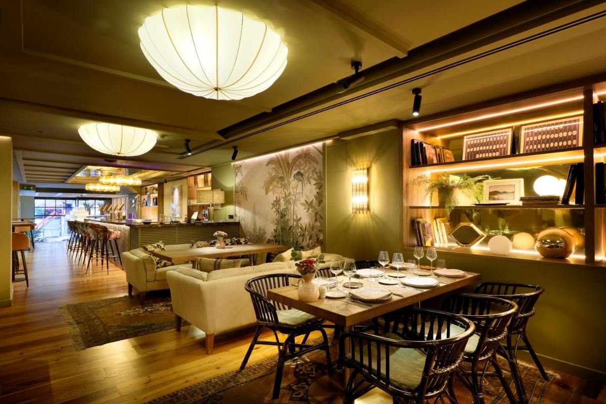 Un restaurante o sitio para comer en Barceló Oviedo Cervantes