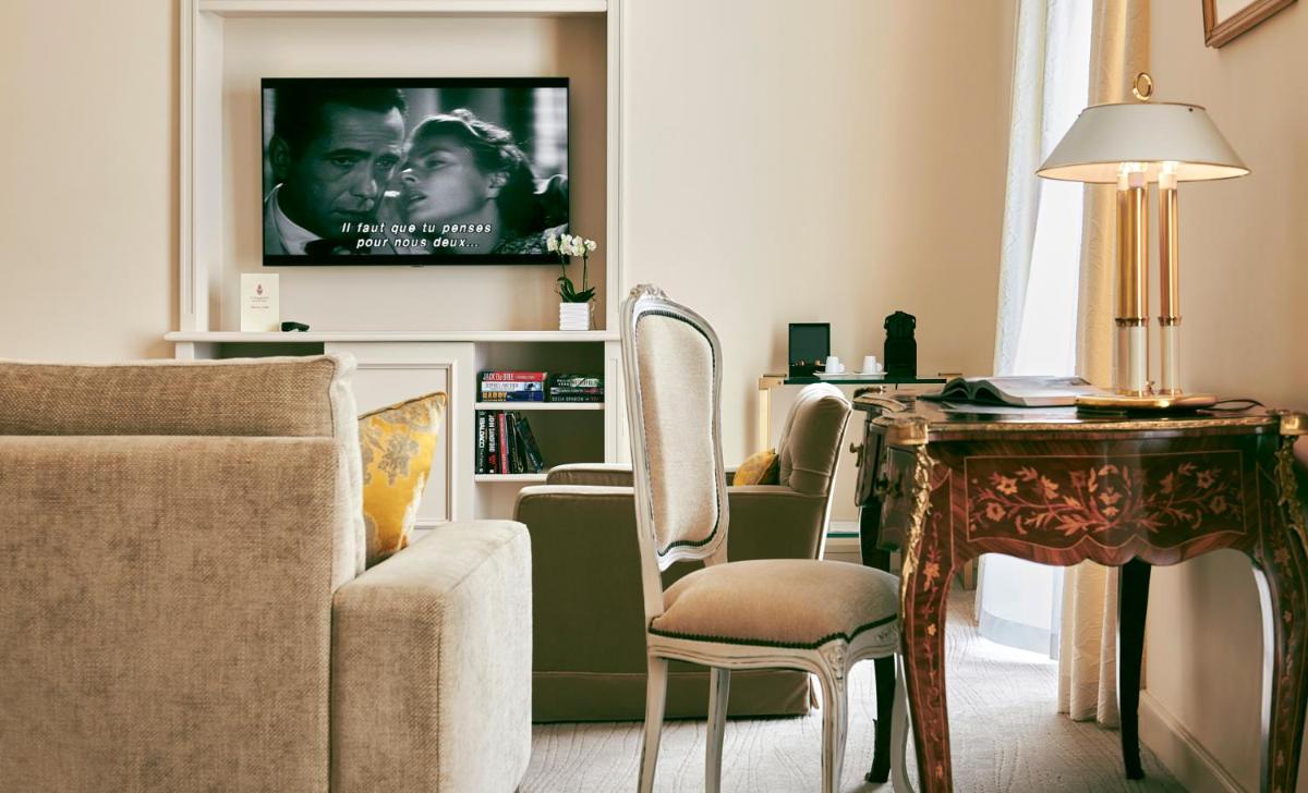 Télévision ou salle de divertissement dans l'établissement La Réserve de Beaulieu