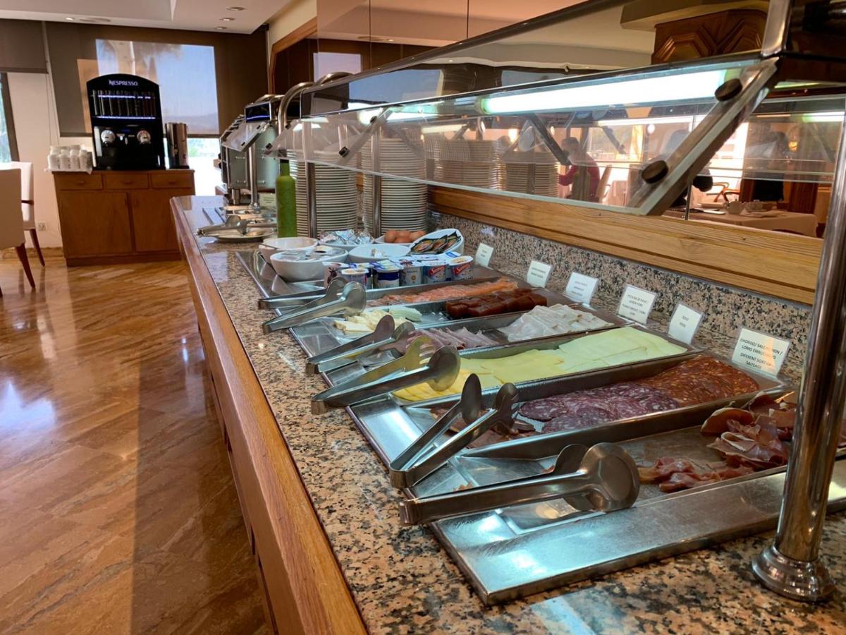 Comida en o cerca de este hotel