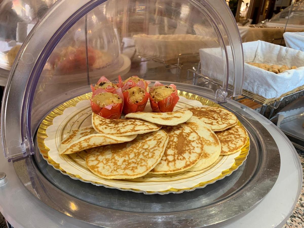 Comida en o cerca de este hotel