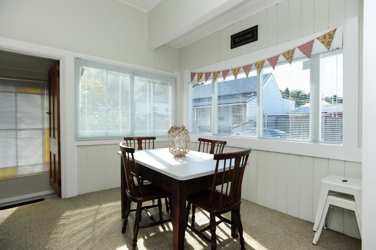 Puriri Downtown Villa - Napier Holiday Home - Housity