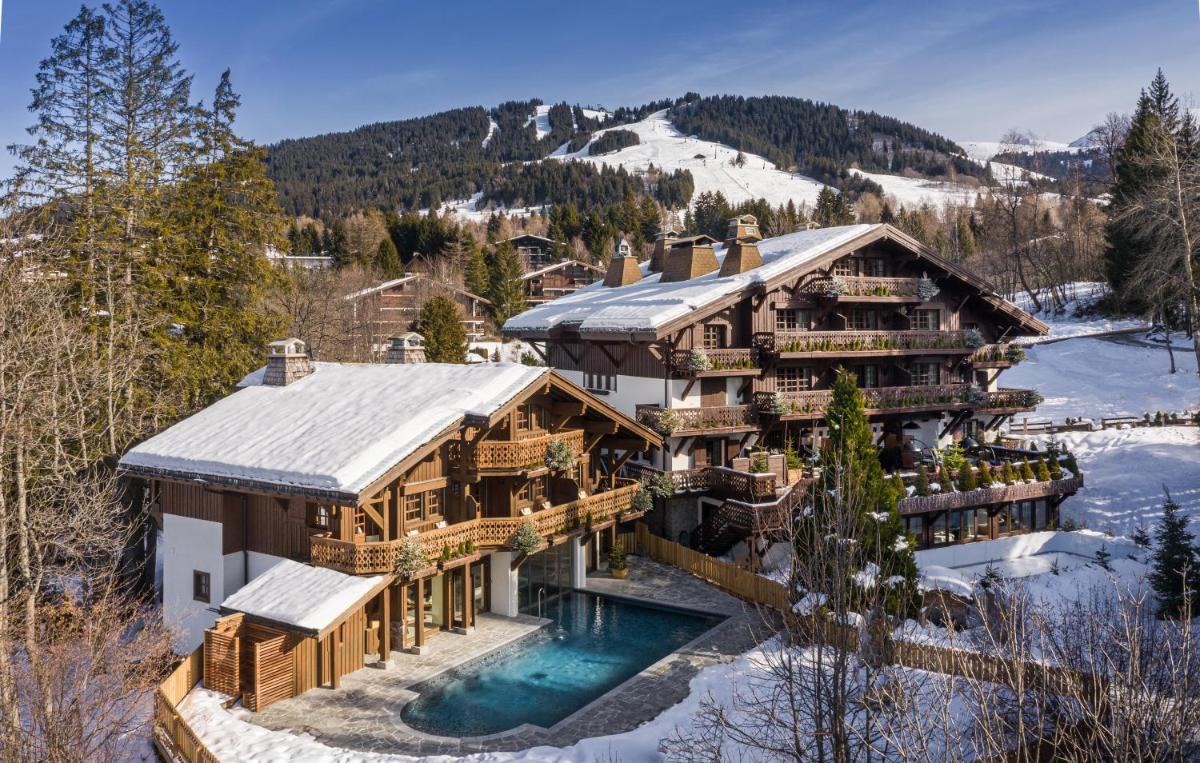 - une vue aérienne sur une maison dotée d'une piscine dans la neige dans l'établissement Les Chalets du Mont d'Arbois & Spa, Megève, à Megève - une vue aérienne sur une maison dotée d'une piscine dans la neige dans l'établissement Les Chalets du Mont d'Arbois & Spa, Megève, à Megève