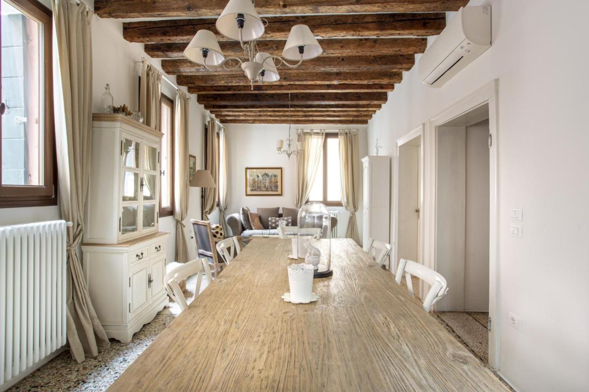 Romantic Rialto - Housity