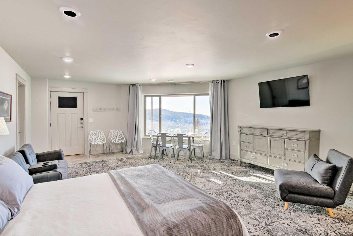 Anchorage Getaway with Mtn Views Less Than 5 Mi to Zoo! - Housity