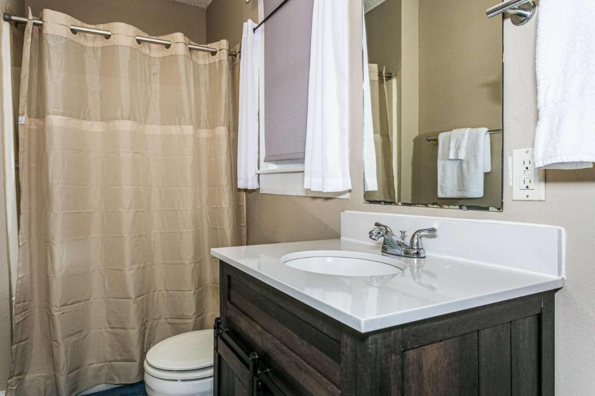 Strong St. Cottage - Housity