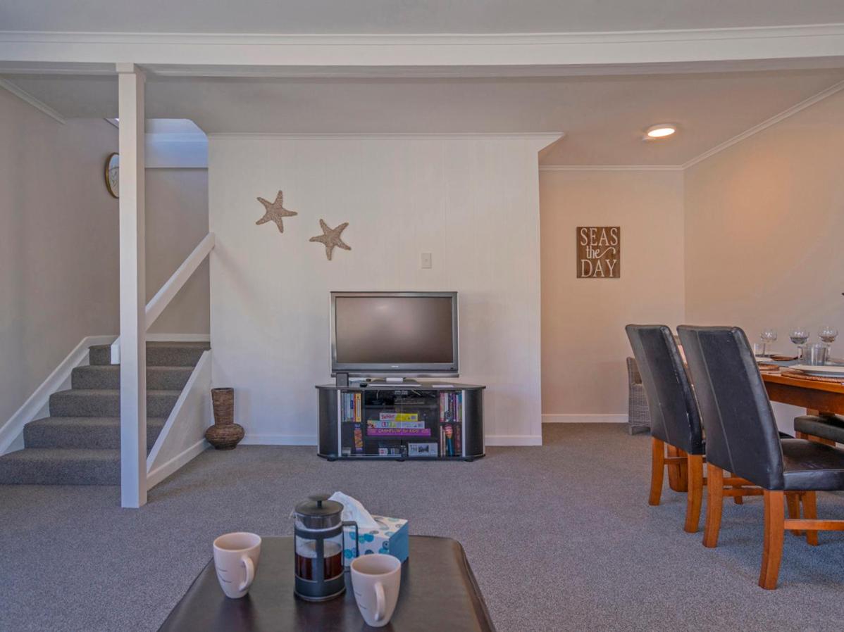 Town Centre Treat - Tairua Holiday Home - Housity