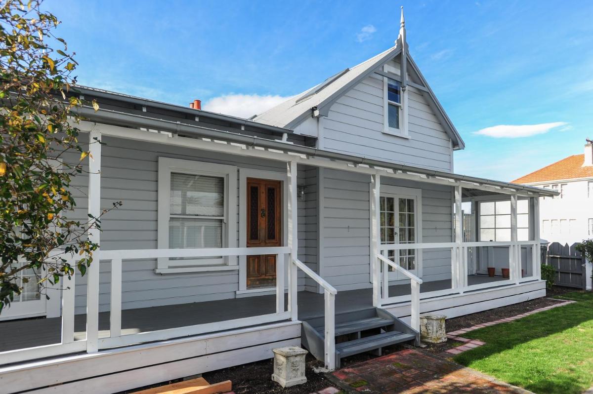 Puriri Downtown Villa - Napier Holiday Home - Housity
