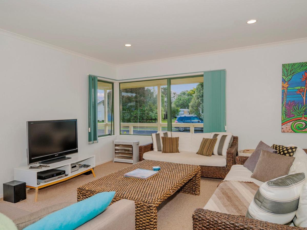Captain's Cabin - Cooks Beach Holiday Home - Housity