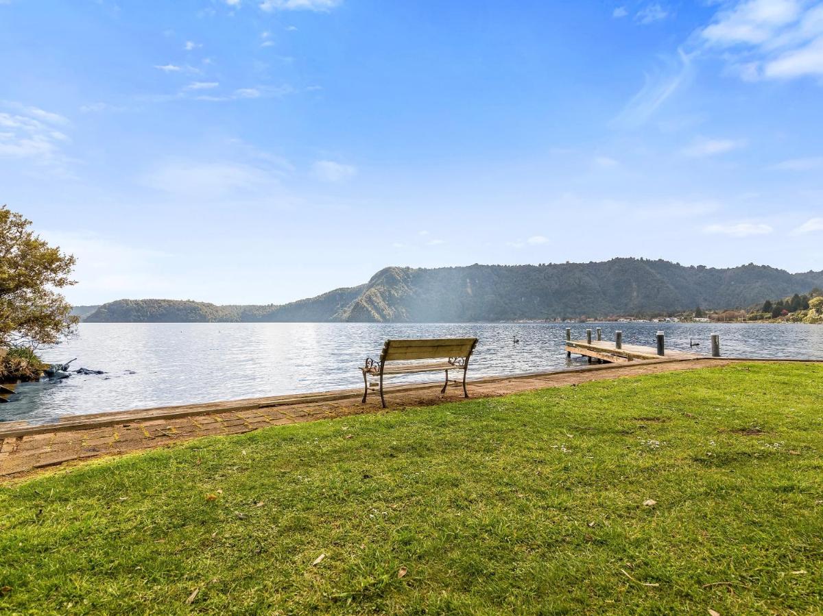 Lakefront Sublime - Lake Rotoiti Holiday Home - Housity