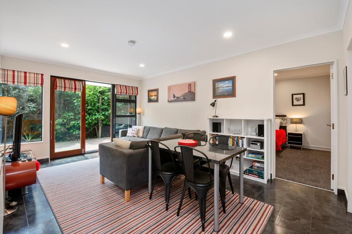 Acacia Bay Retreat - Acacia Bay Holiday Home - Housity
