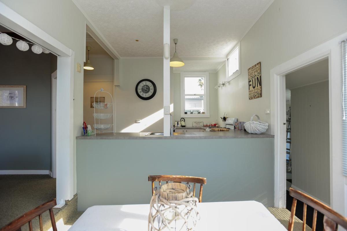 Puriri Downtown Villa - Napier Holiday Home - Housity