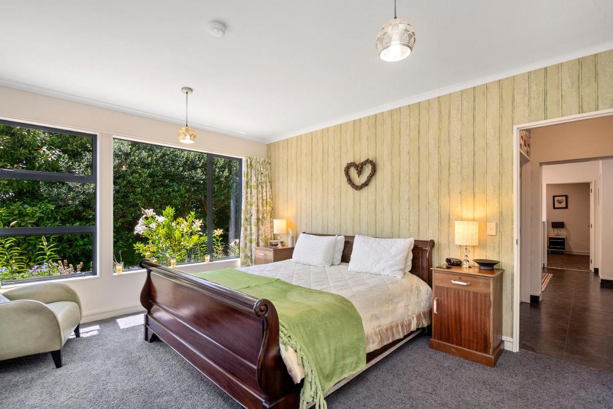 Acacia Bay Retreat - Acacia Bay Holiday Home - Housity