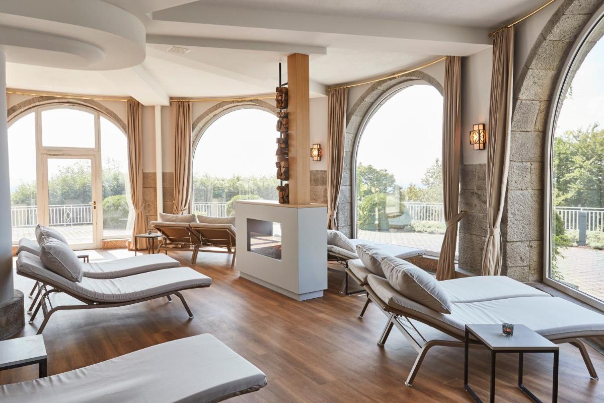 Ein Sitzbereich in der Unterkunft Steigenberger ICON Grandhotel & Spa Petersberg