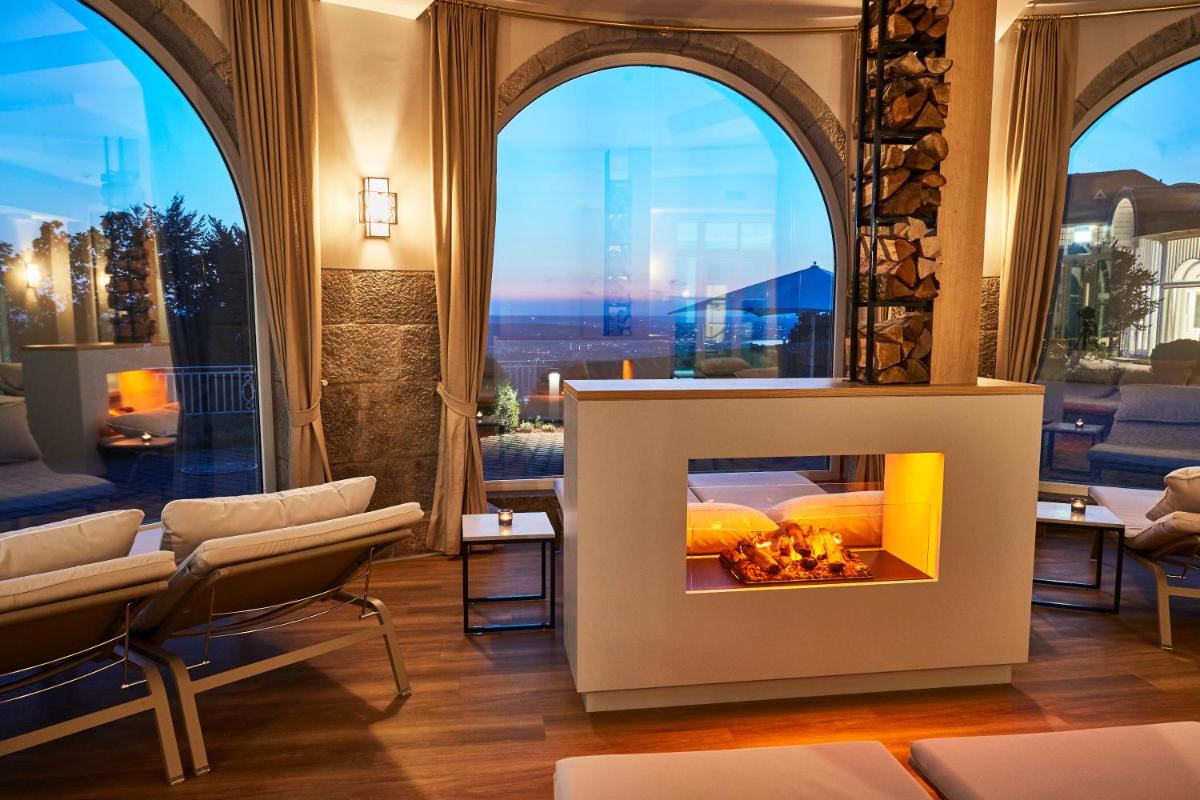 Ein Sitzbereich in der Unterkunft Steigenberger ICON Grandhotel & Spa Petersberg