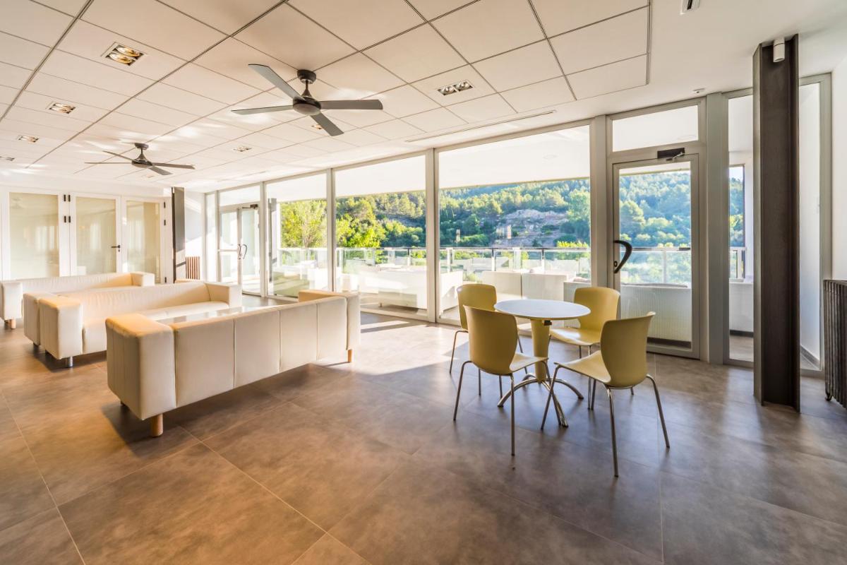 Un restaurante o sitio para comer en Hotel Rosaleda del Mijares