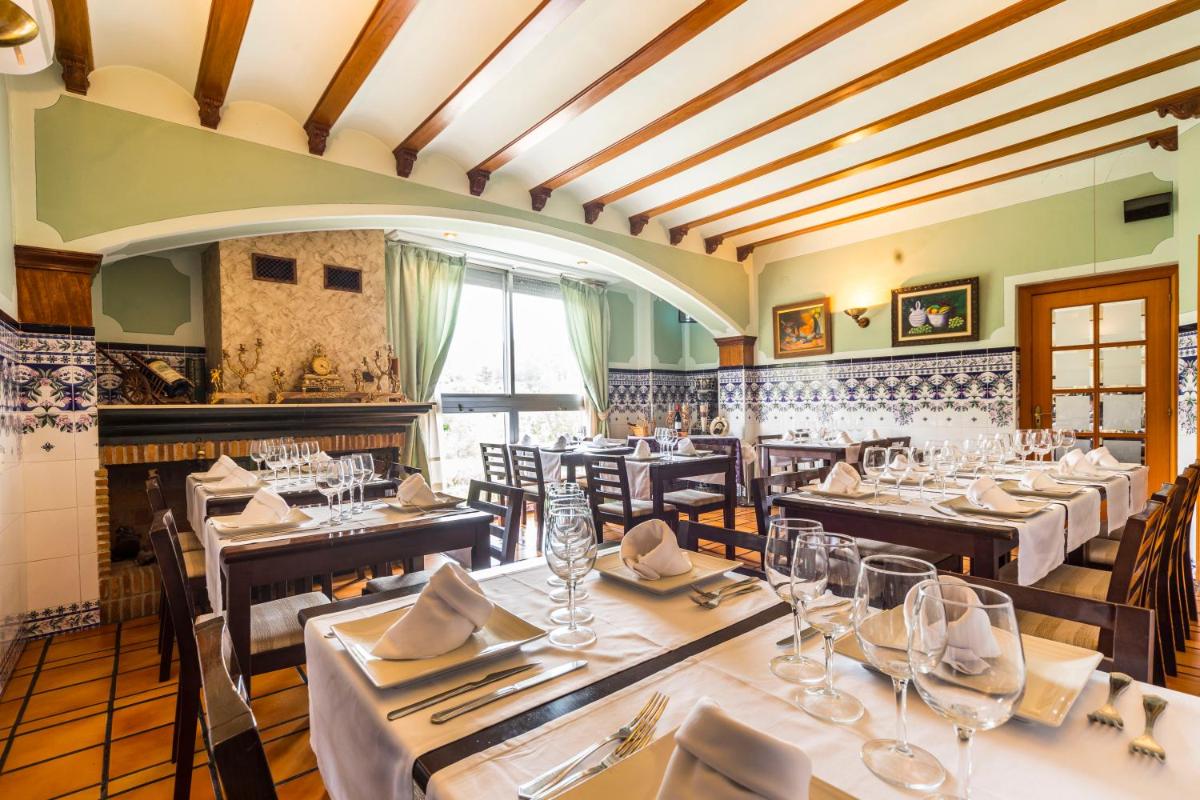 Un restaurante o sitio para comer en Hotel Rosaleda del Mijares
