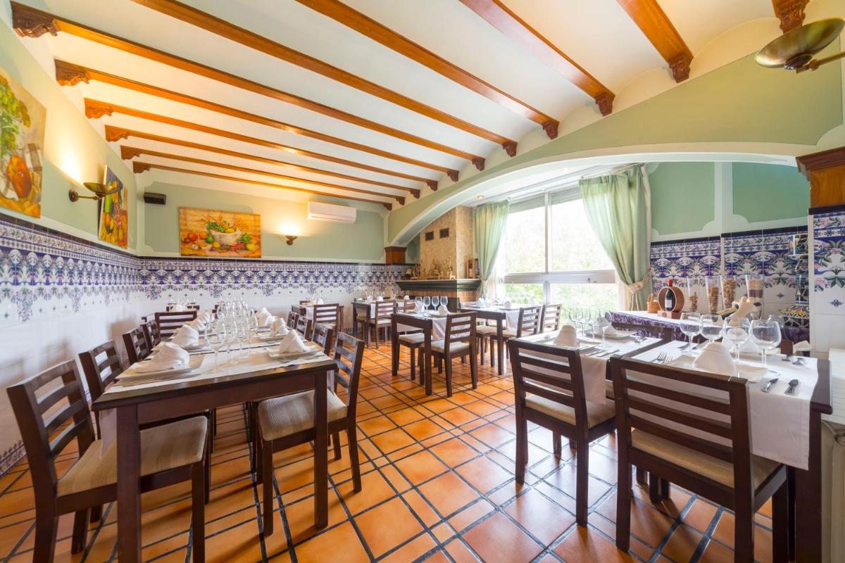 Un restaurante o sitio para comer en Hotel Rosaleda del Mijares