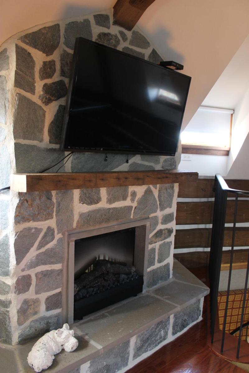 Twin Pine Manor - Housity
