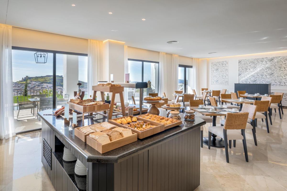 Comida en o cerca de este hotel