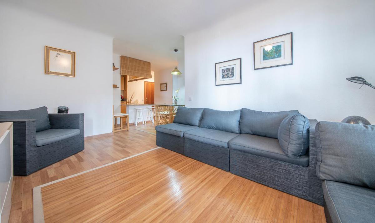 TarracoHomes, Beach Apartment with Terrace in Cambrils - Hizvo