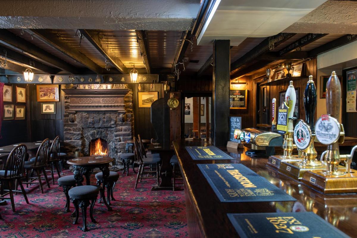 The Fox & Hounds Inn - Housity