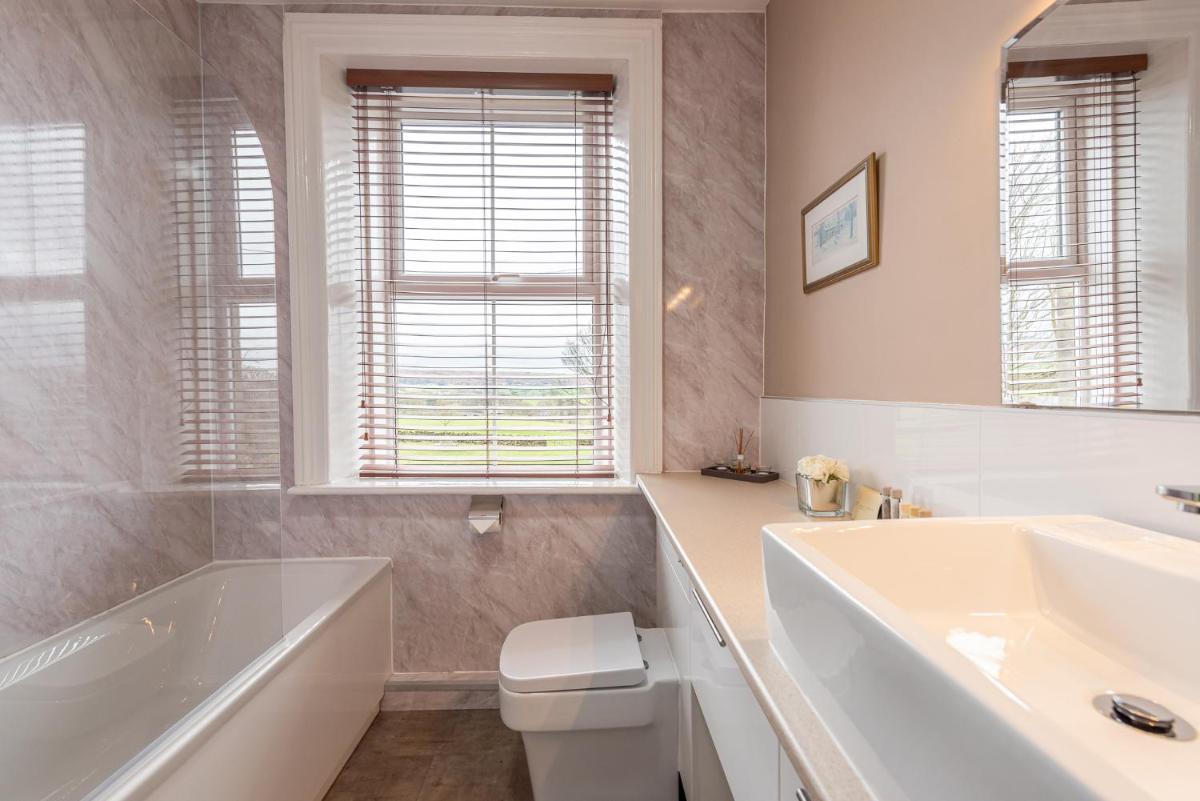 The Fox & Hounds Inn - Housity