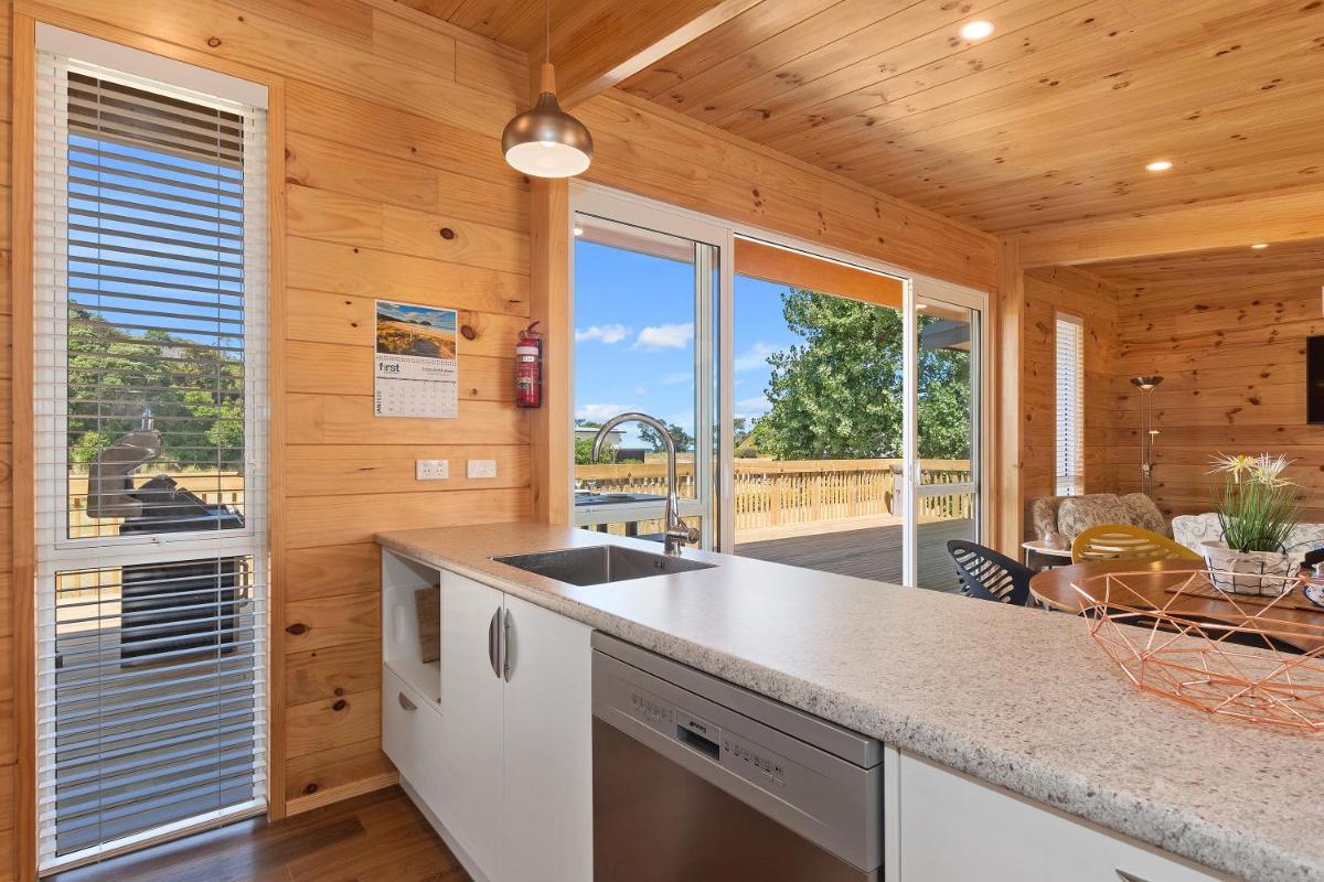 Matapouri Bayside Retreat - Matapouri Holiday Home - Housity