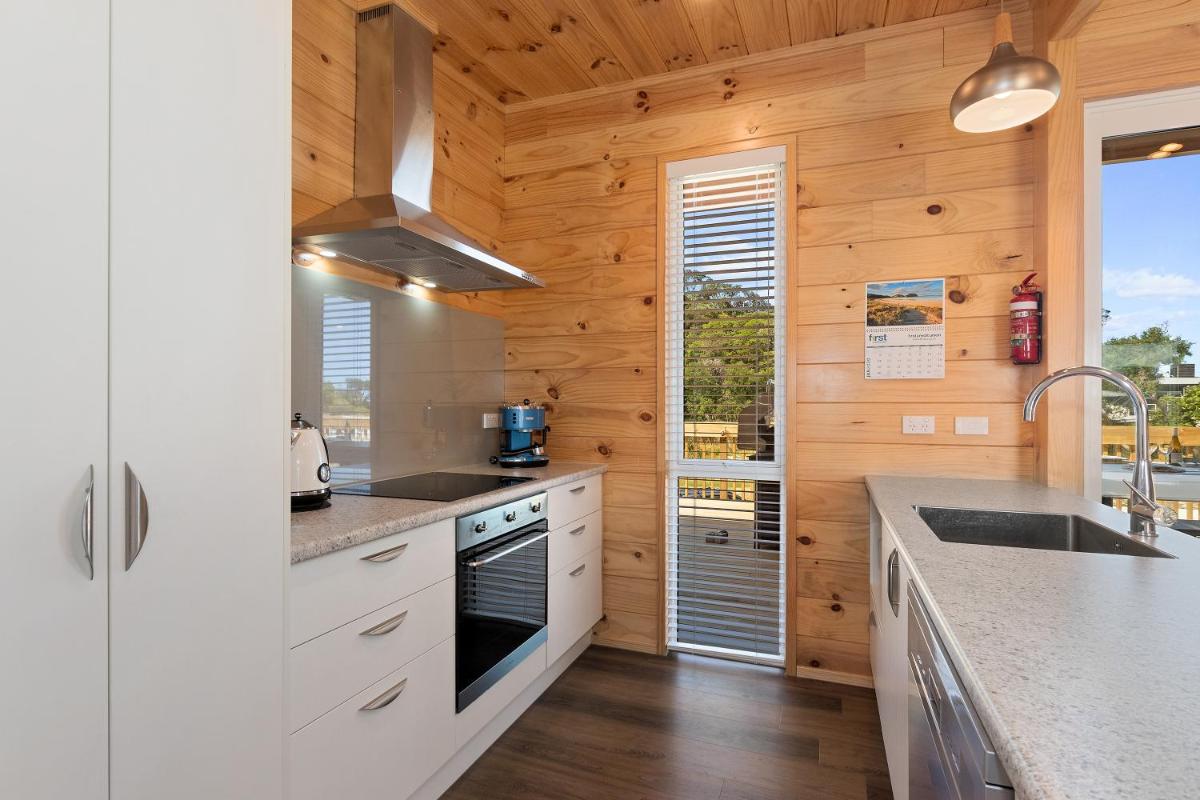 Matapouri Bayside Retreat - Matapouri Holiday Home - Housity