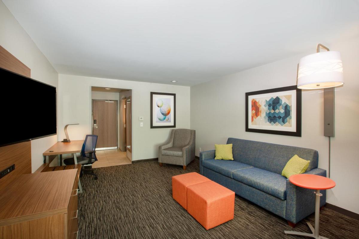 Holiday Inn Express Hotel & Suites Columbus by IHG - Housity