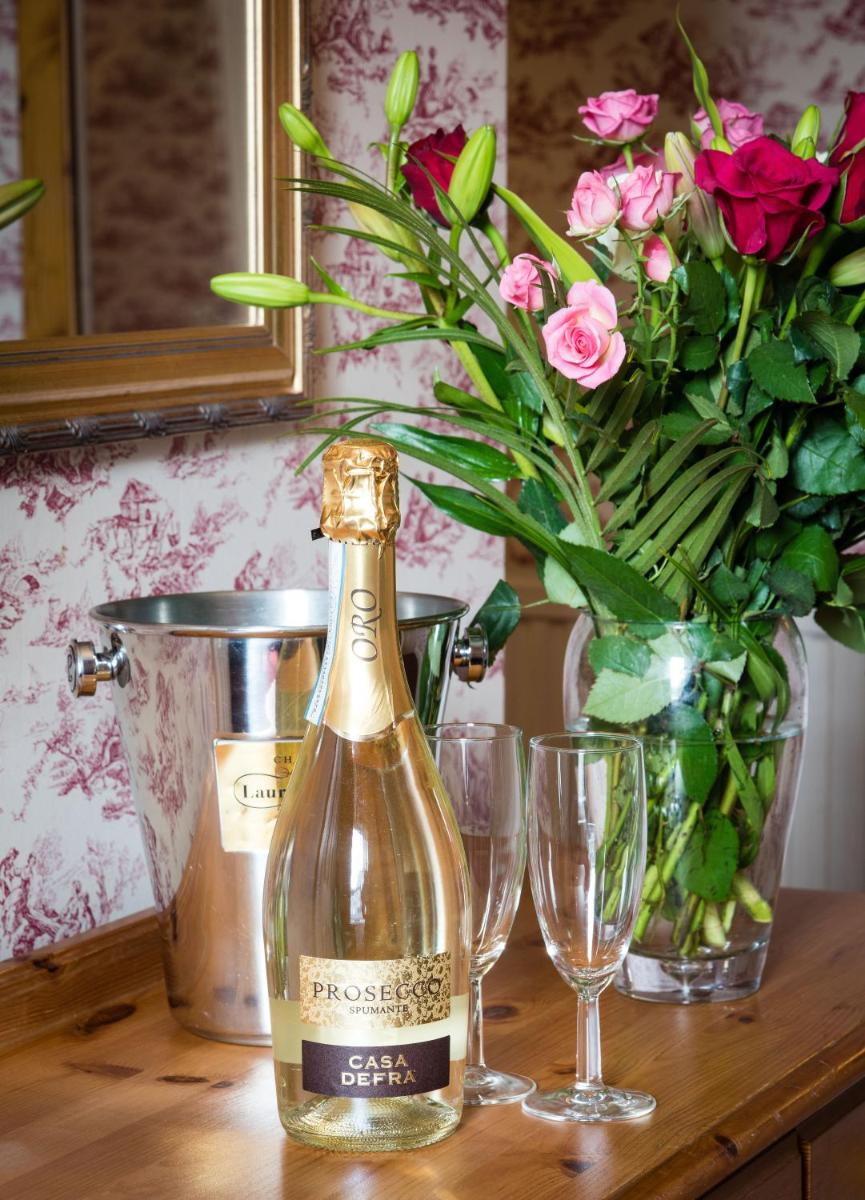 McKays Hotel - Housity