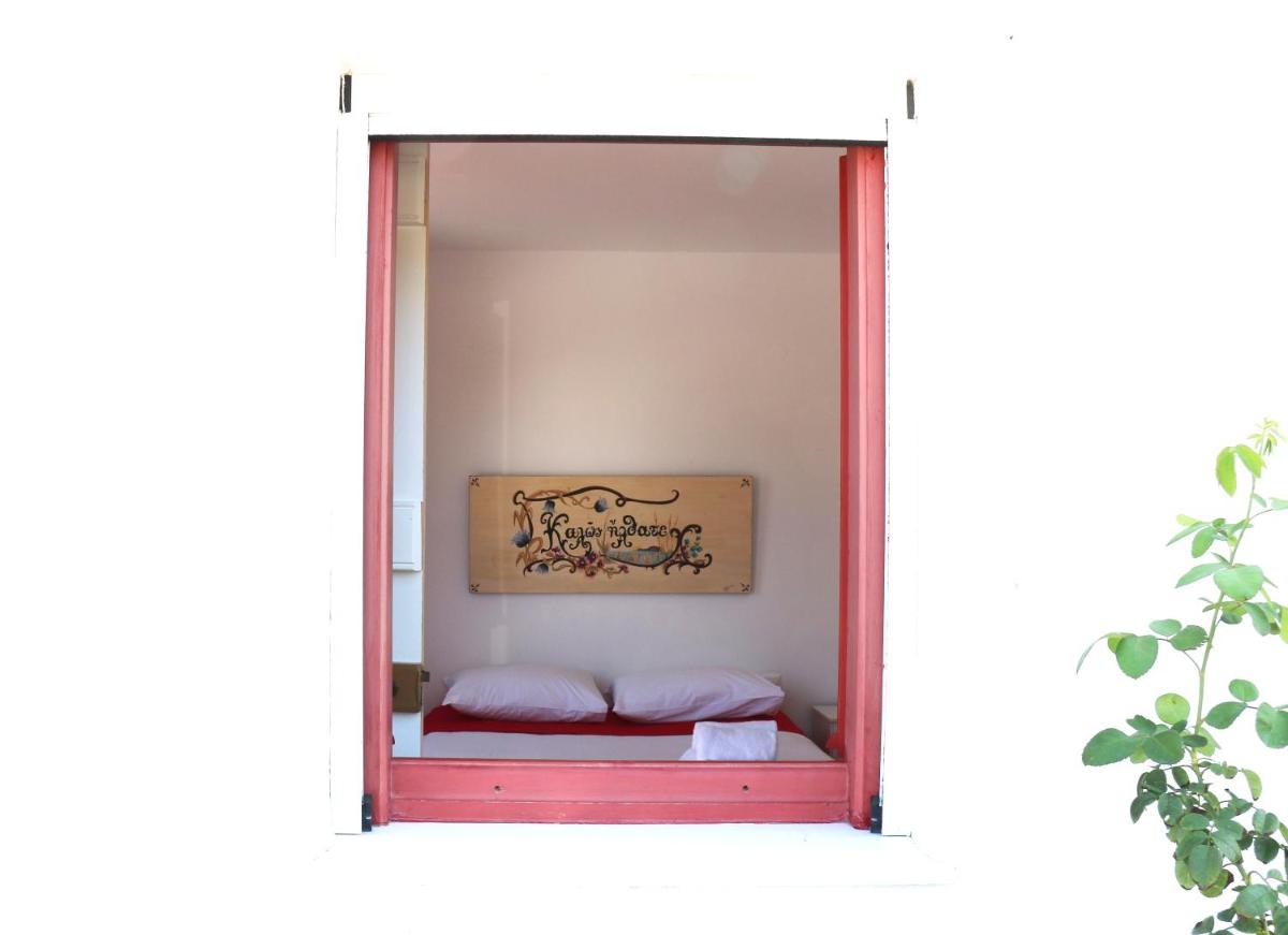 Flora's Red Studios - Housity