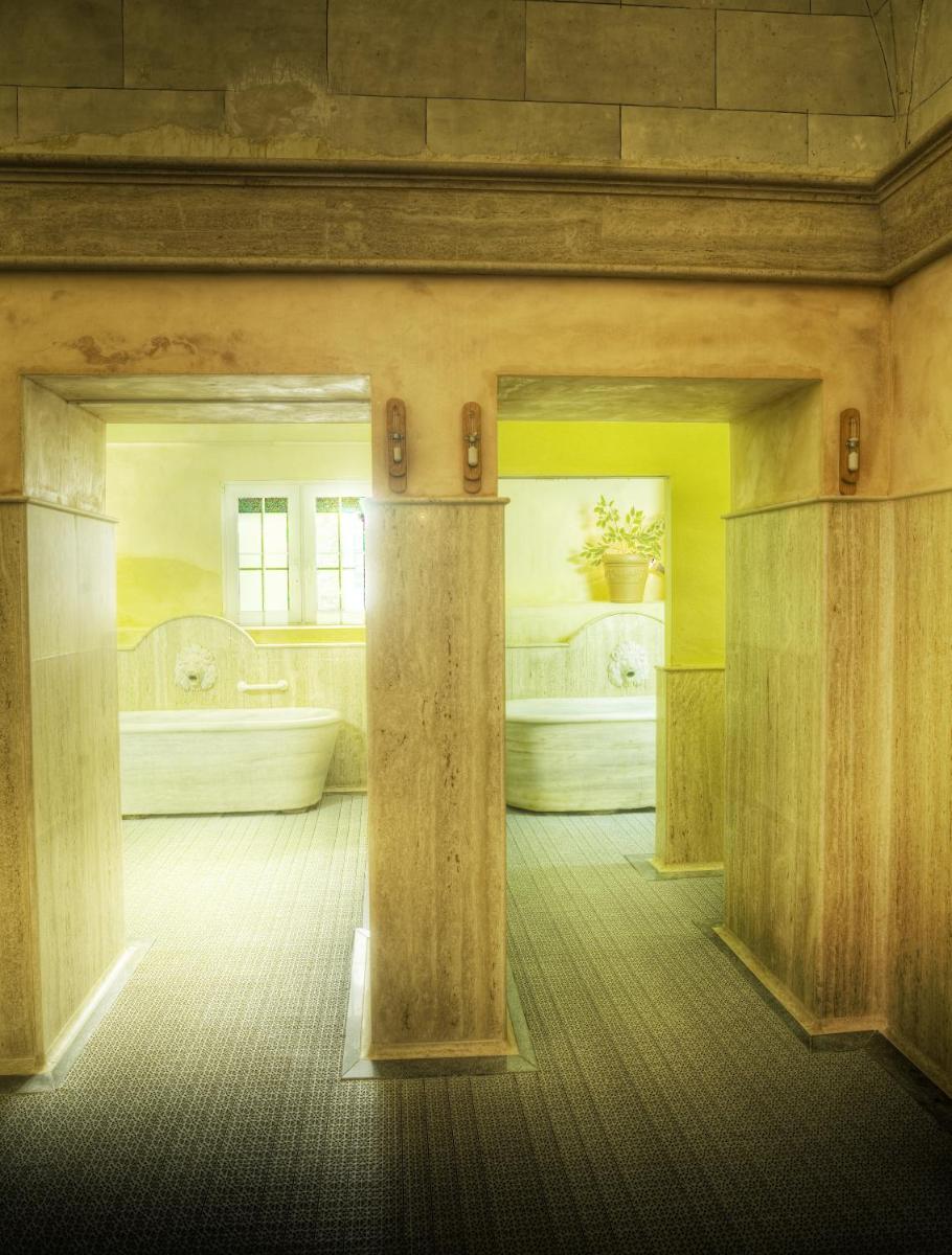 Un baño grande con bañera en una habitación. en Balneario de Leana, en Fortuna