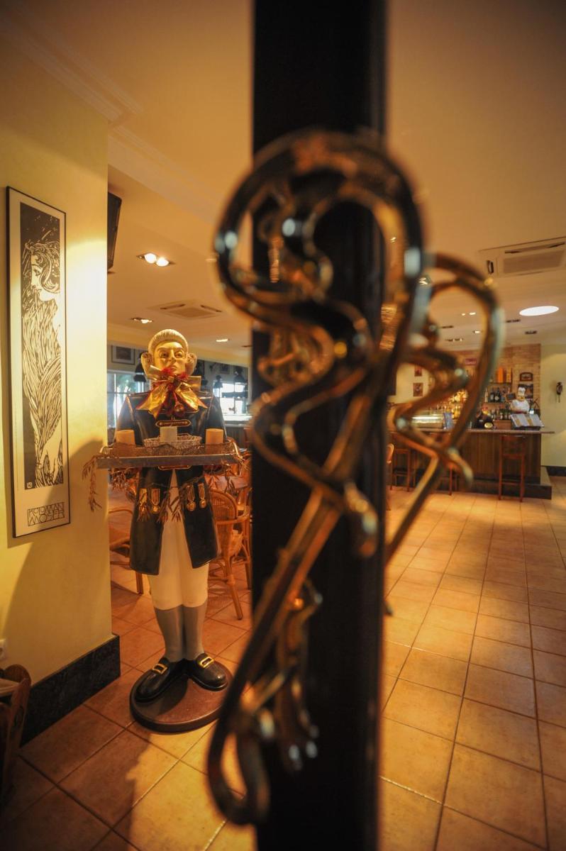 una estatua de un maniquí en la ventana de una tienda en Balneario de Leana, en Fortuna 23 fotos más