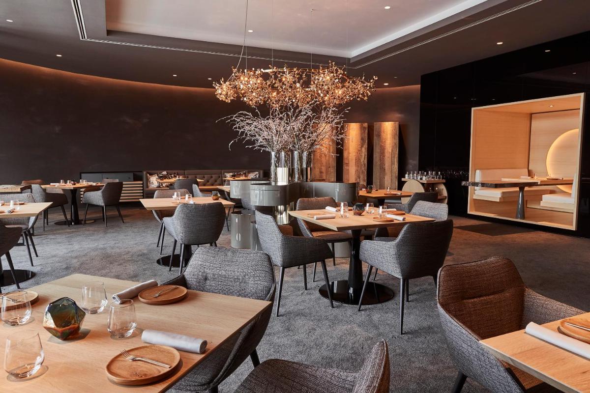 Ein Sitzbereich in der Unterkunft Kempinski Hotel Berchtesgaden
