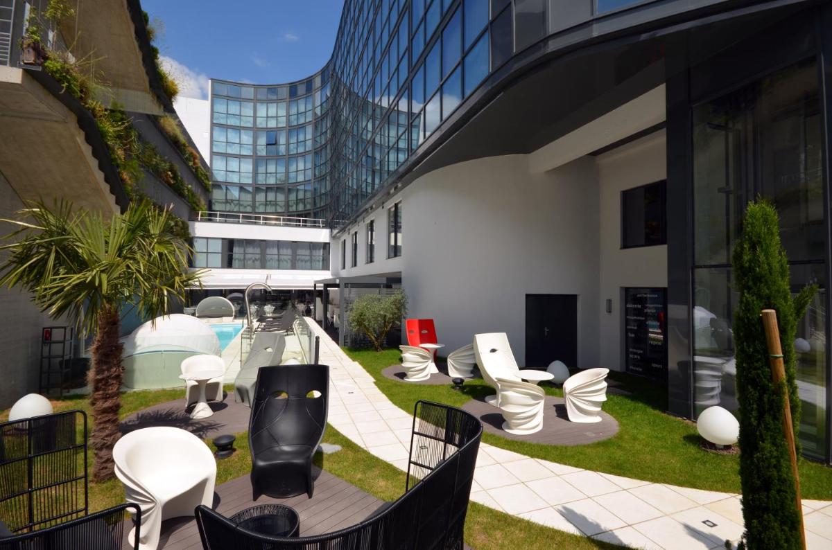 Coin salon dans l'établissement Holiday Inn Dijon Toison D'or by IHG
