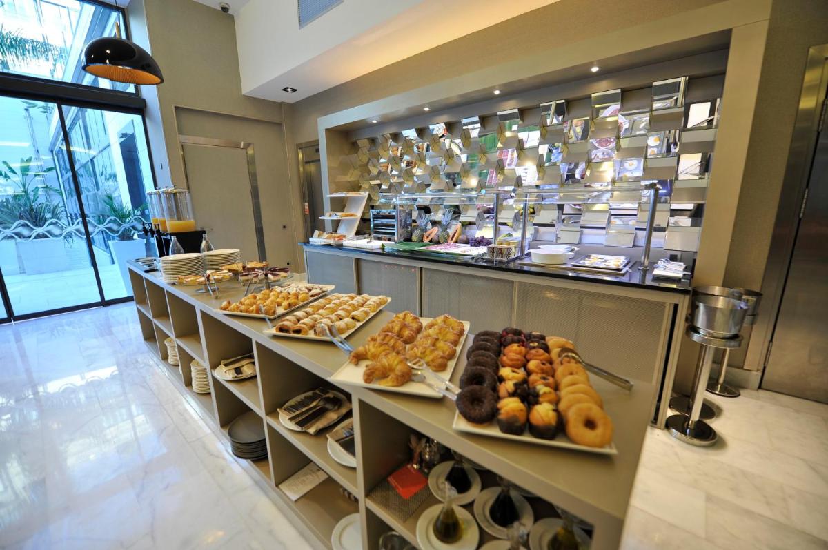 Comida en o cerca de este hotel