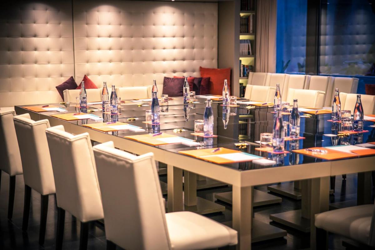 Un restaurante o sitio para comer en Hotel Indigo Barcelona - Plaza Catalunya 4Sup by IHG