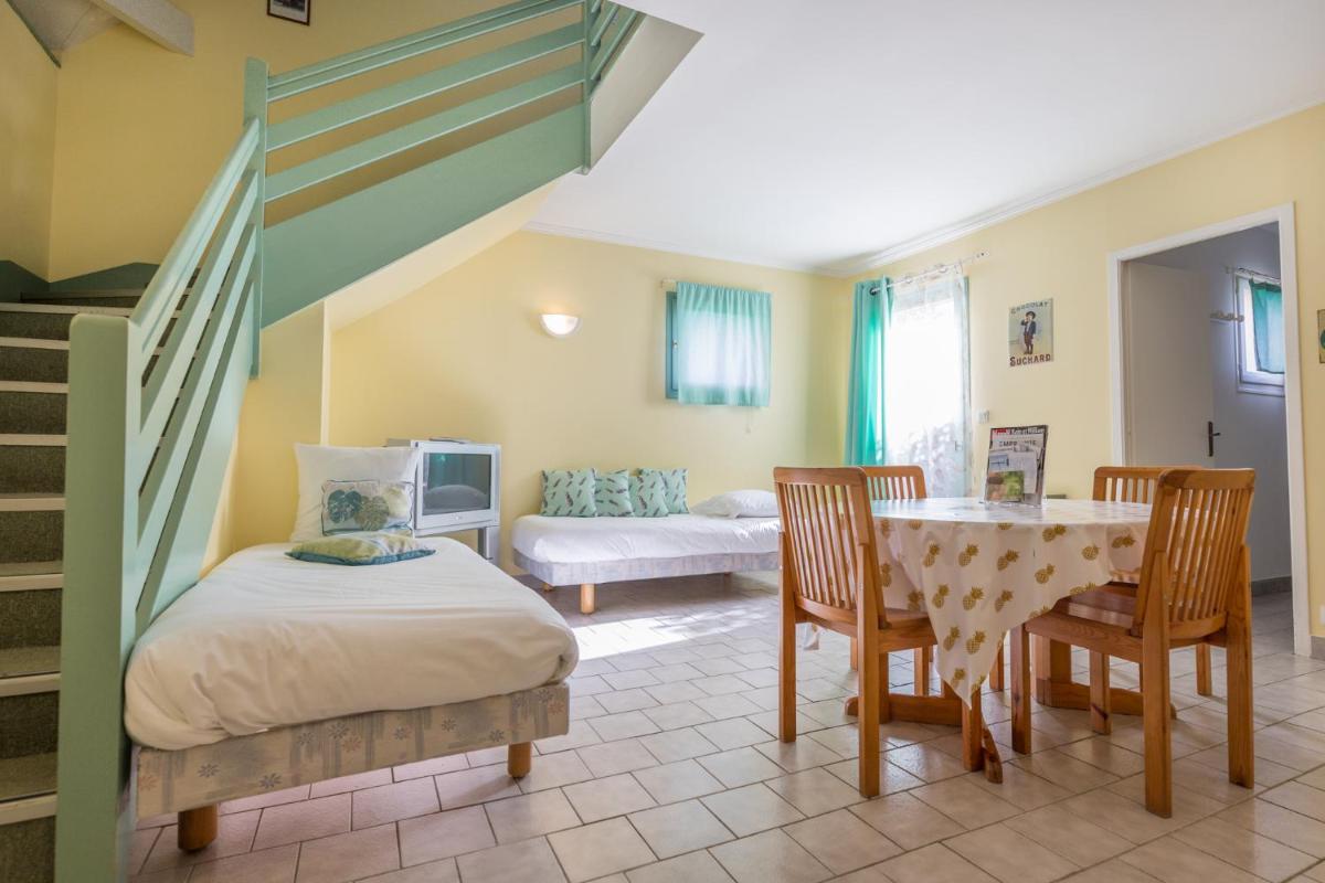 une chambre avec une table et un lit et une salle à manger dans l'établissement Logis Hotel Le Nuage, à La Bussière