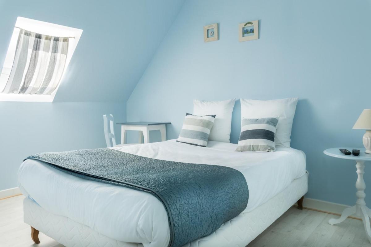 Un ou plusieurs lits dans un hébergement de l'établissement Logis Hotel Le Nuage