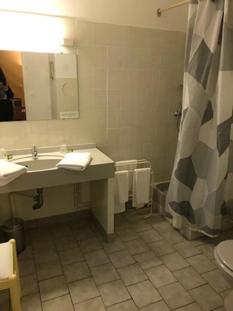 Salle de bains dans l'établissement Logis Hotel Le Nuage