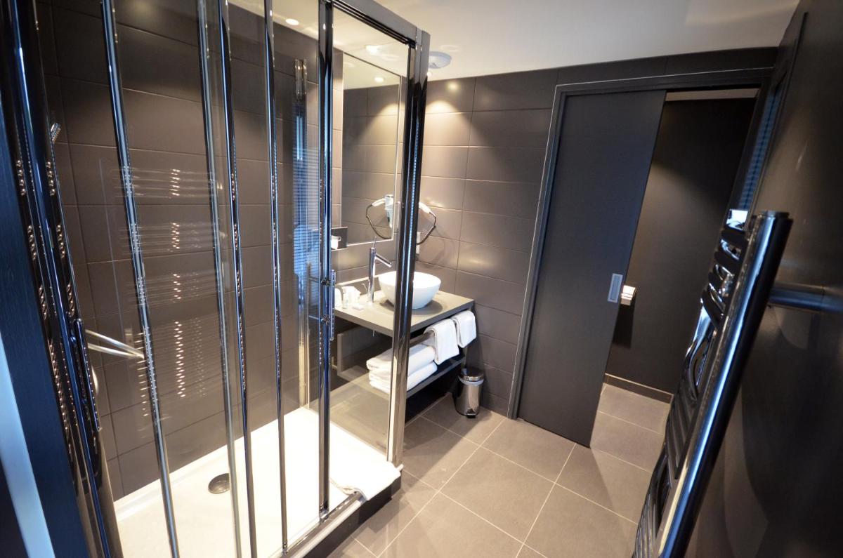 Salle de bains dans l'établissement Holiday Inn Dijon Toison D'or by IHG
