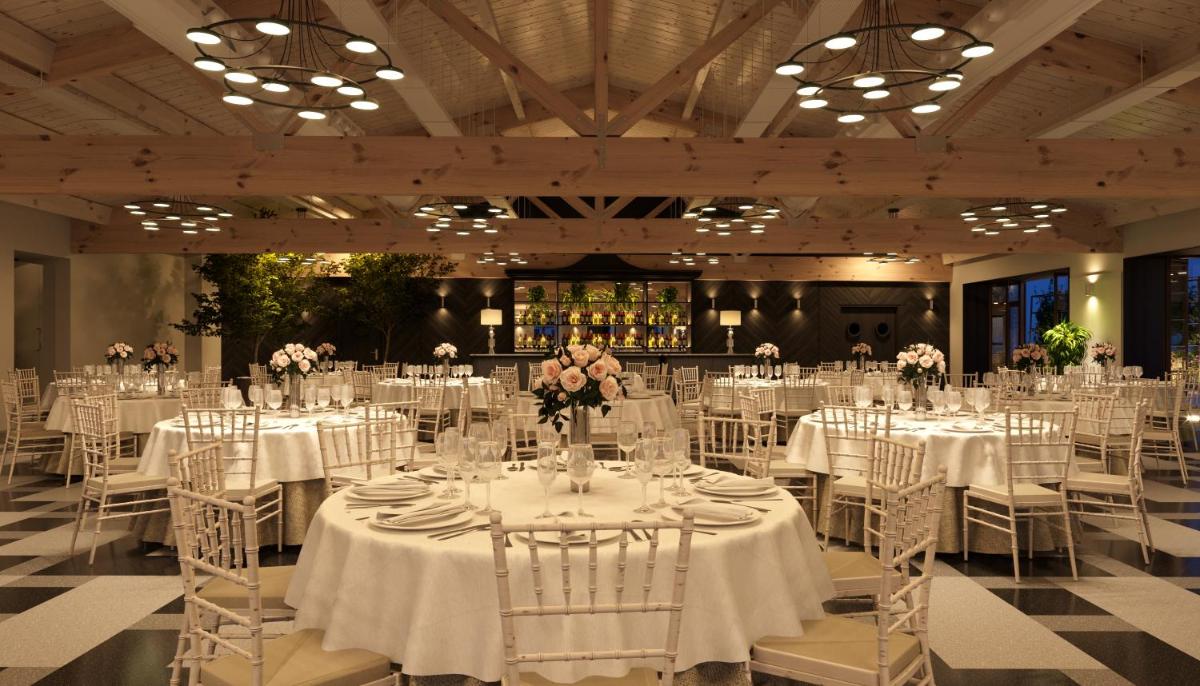 Un salón de banquetes con mesas y sillas blancas y flores. en Hospes Palacio de Arenales & Spa, en Cáceres 58 fotos más