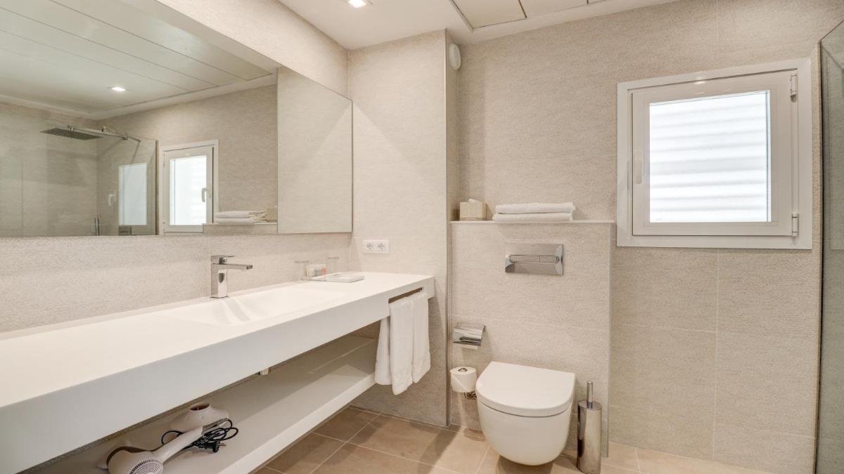 Un baño de Hotel Illa d'Or & Club Apts 4* Sup
