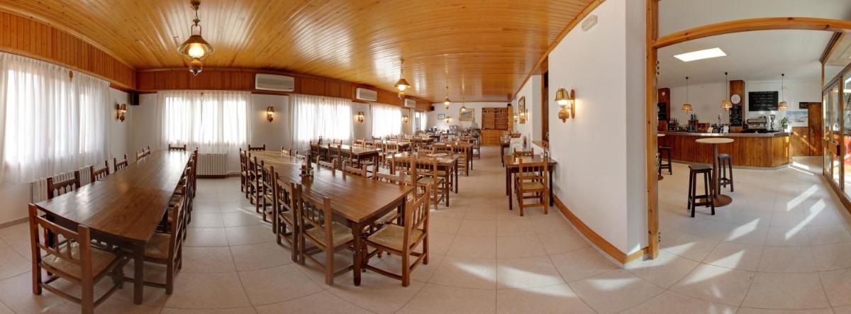 Un restaurante o sitio para comer en Aparthotel Trainera
