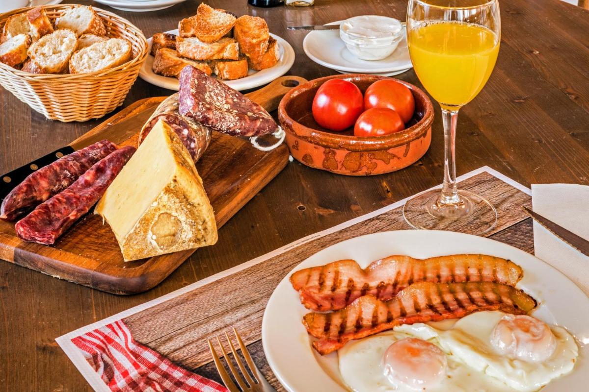 Comida en o cerca de este apartahotel