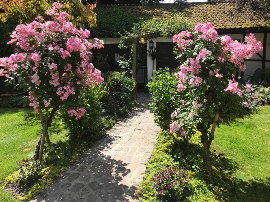West Lodge Hotel - Housity
